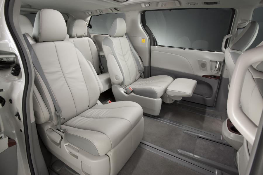  Toyota Sienna SE 2010 года  (фото 21 из 50)
